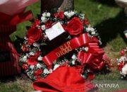 Karangan bunga dan penghormatan untuk Diogo Jota di Stadion Anfield Liverpool