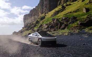 Tesla tarik 6.197 unit Cybertruck karena masalah pada bar lampu